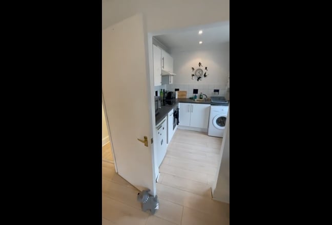 Delightful Split Level One Bed Flat  Main Photo