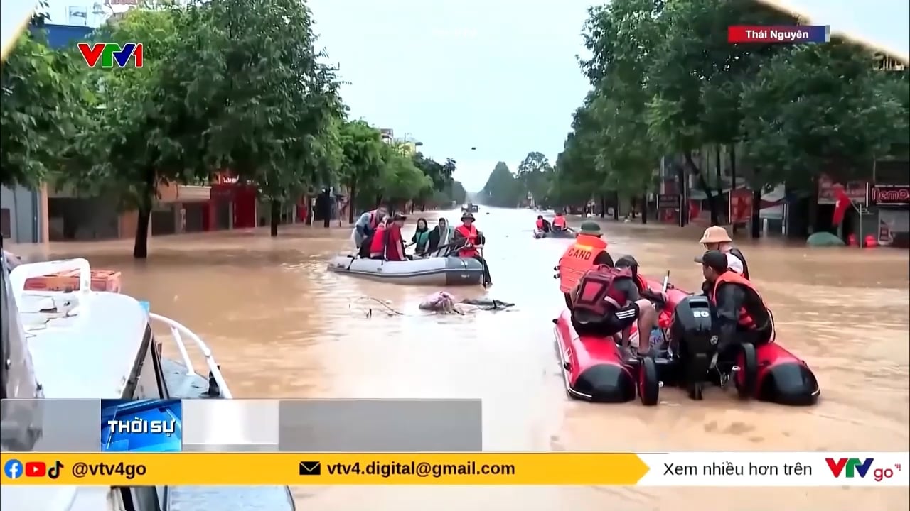 Hude poplave:  od sveta odrezanih več deset tisoč ljudi, voda ponekod sega do streh hiš