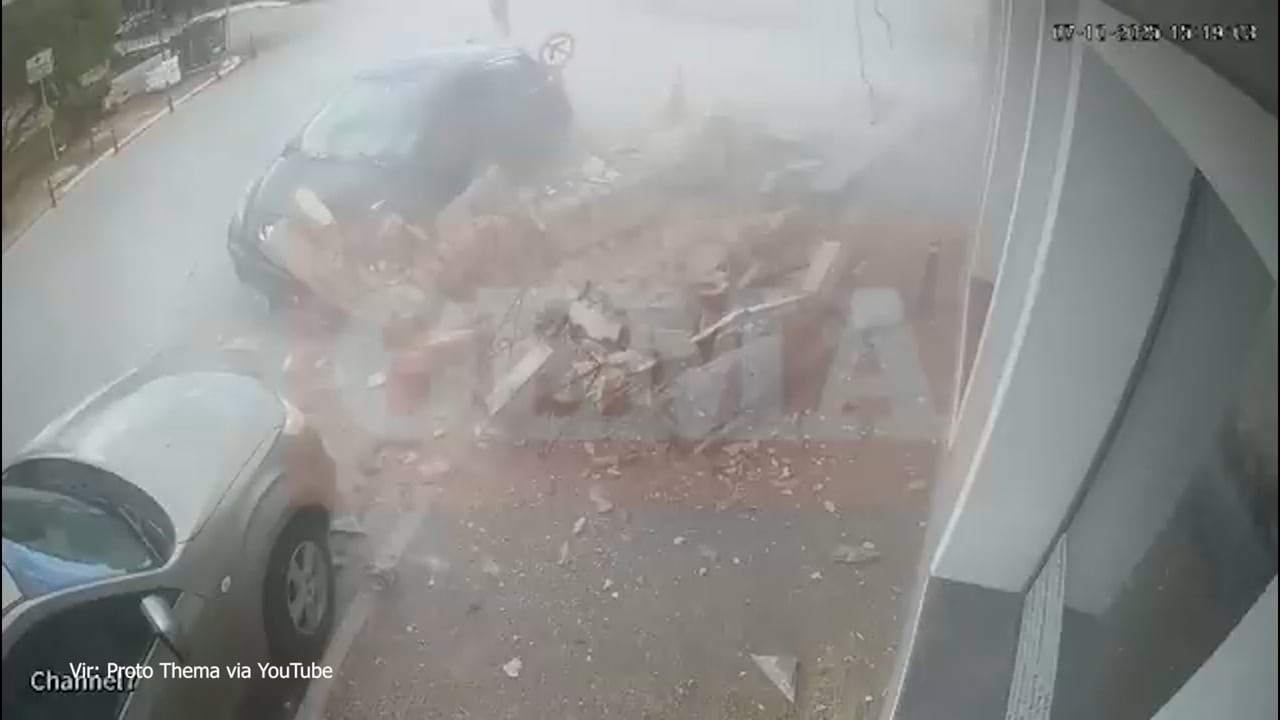 Nadzorna kamera posnela grozljiv prizor: balkon padel na ulico v trenutku, ko ...