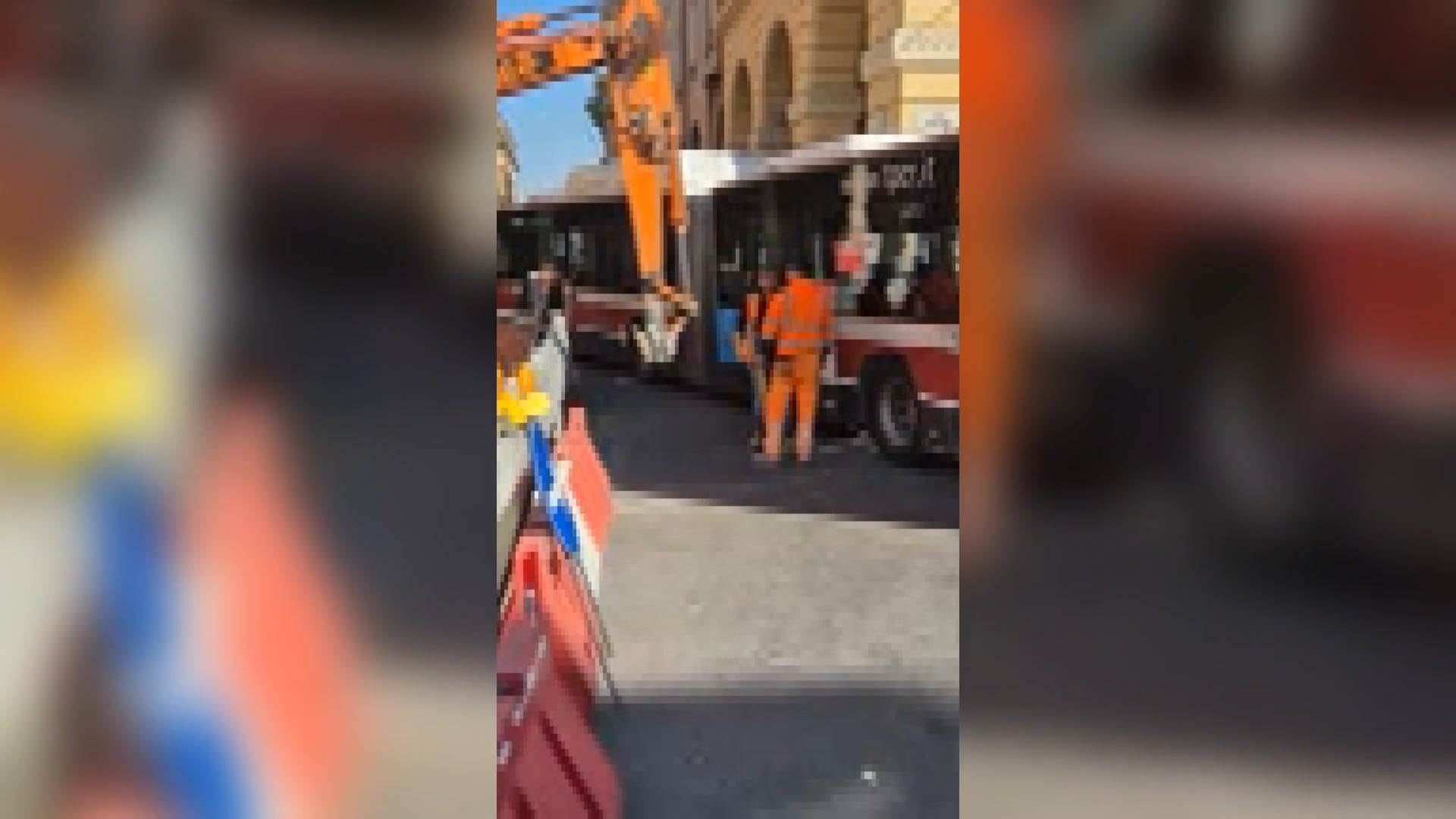 Autobus si incastra in via Indipendenza, caos e traffico