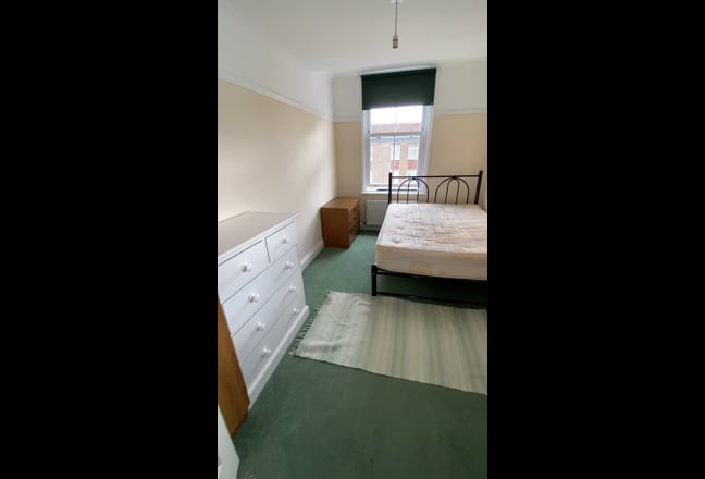 Double room in mixed professional share  Main Photo