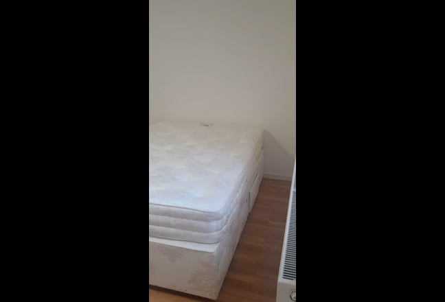 Spacious bedsit close to transportation and shops Main Photo