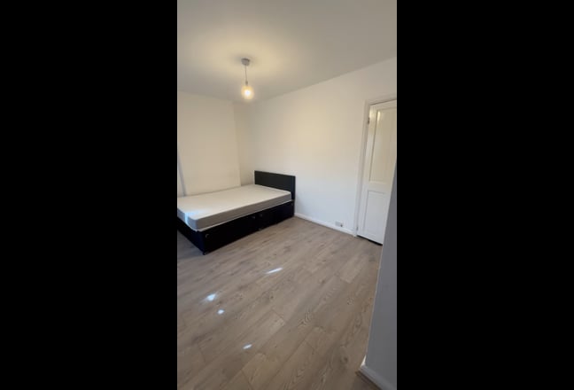  fully furnished room available, bills included Main Photo