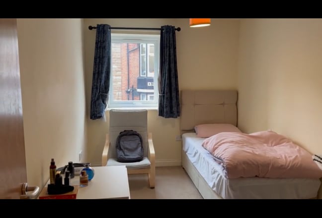 Double Room in 2 bed flat near town center Main Photo