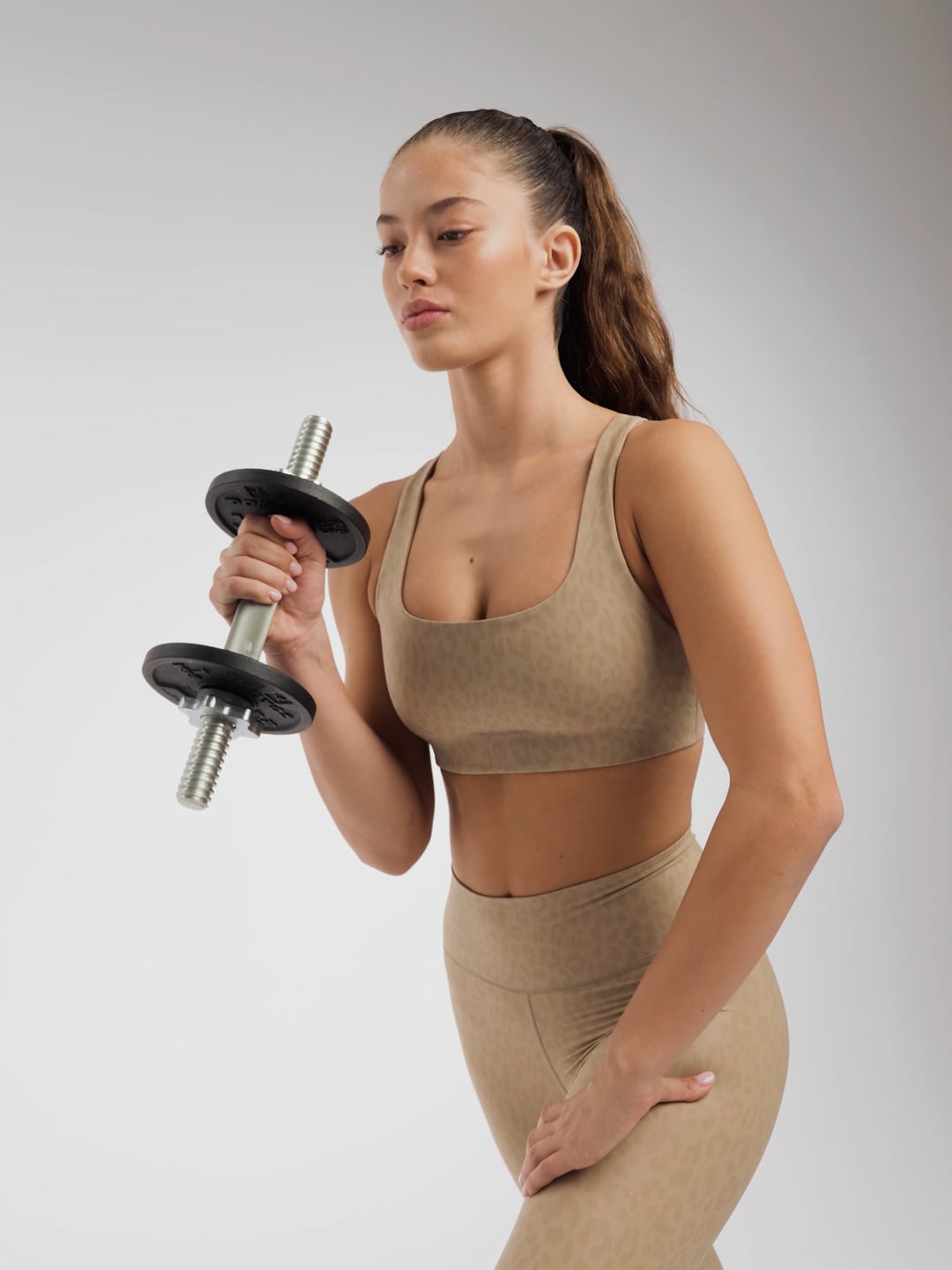 חזיית ספורט מחשוף ישר מבד nero