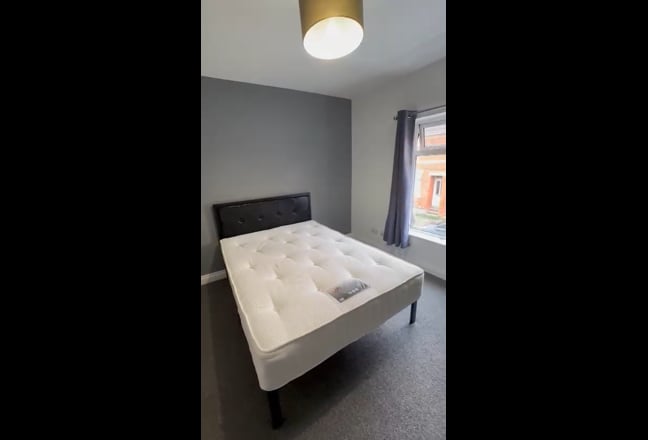 Bright XL Room with Bills & WiFi Included Main Photo