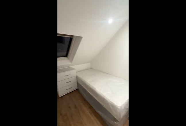 Modern en-suite room - SL1 3QG  Main Photo