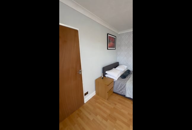 Lovely and `spacious Double Room Available Now Main Photo