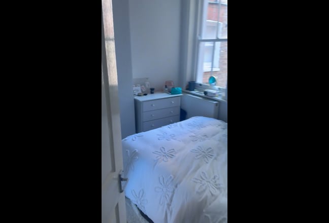 Pretty small double room bed flat. Great location Main Photo