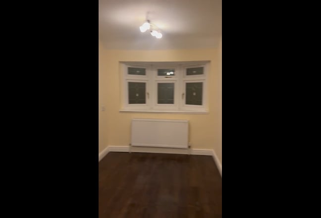 Doube bed en suite, 3 mins walk from Station  Main Photo