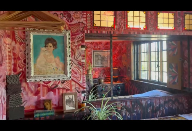 A quiet, cozy room in an artist's house. Main Photo