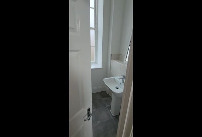 Bright airy ensuite double in village location Main Photo