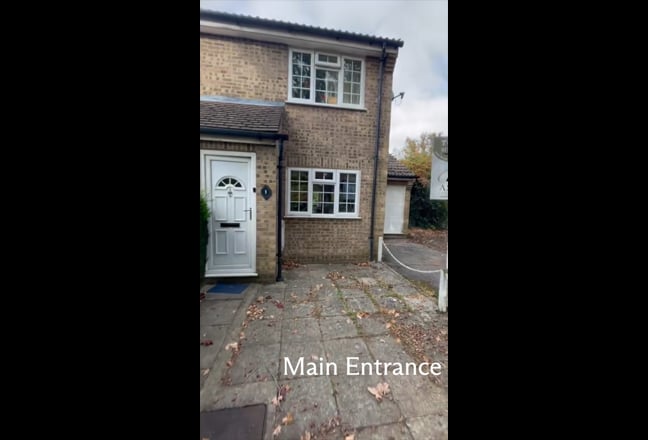 2 Bedrooms in Englefield Green Main Photo