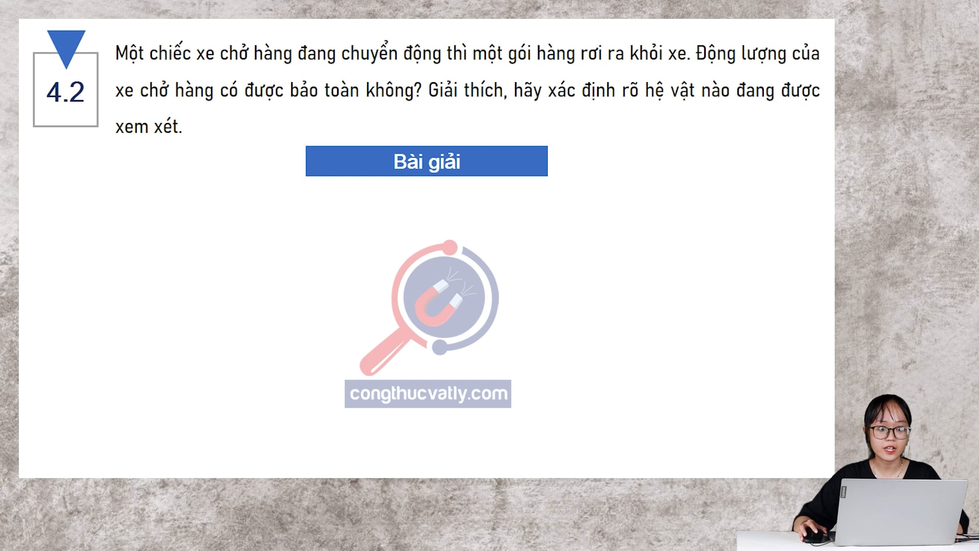 Một chiếc xe chở hàng đang chuyển động thì một gói hàng rơi ra khỏi xe. Động lượng của xe chở hàng có được bảo toàn không? Giải thích.