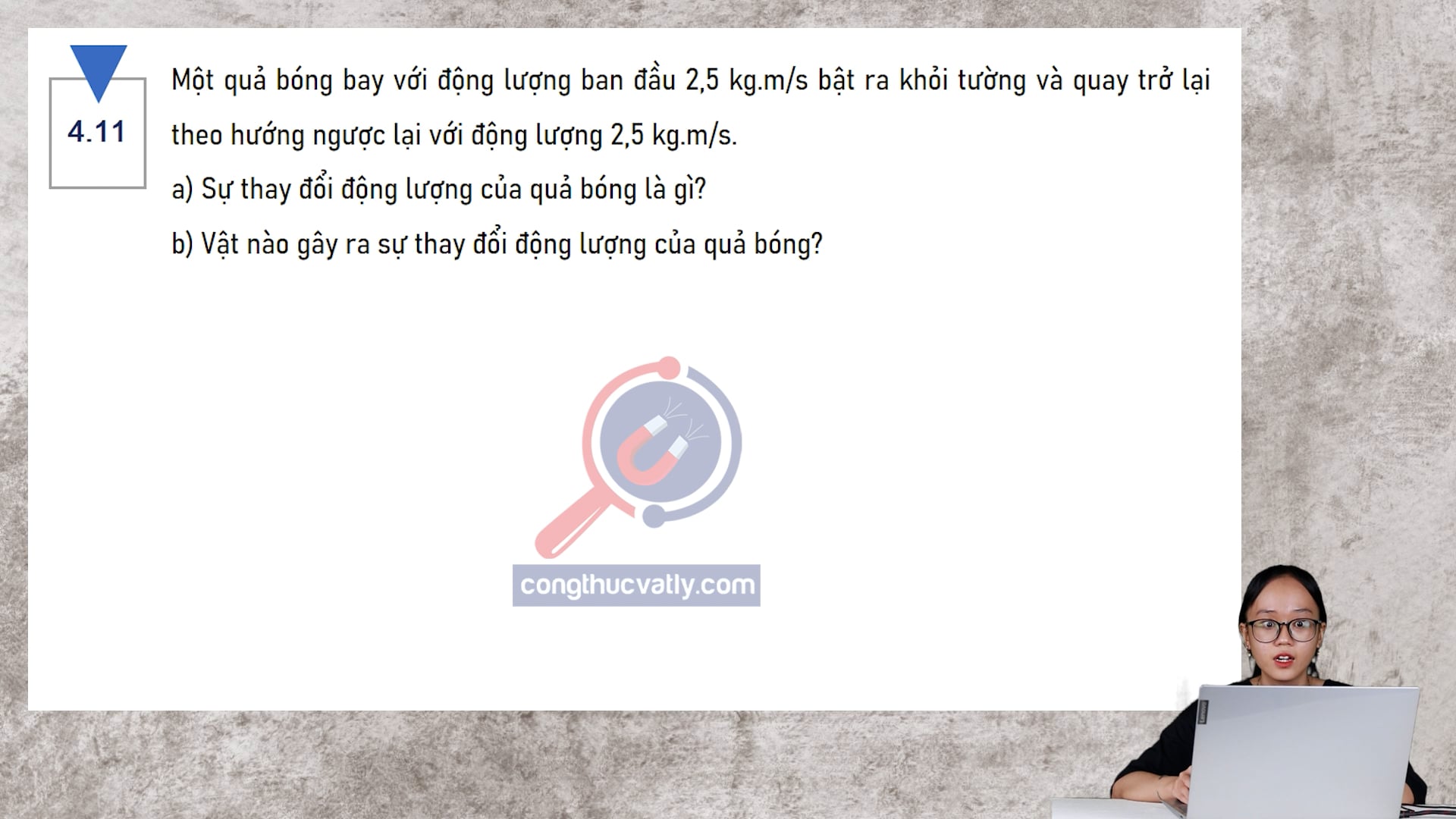 Một quả bóng bay với động lượng ban đầu 2,5 kgm/s bật ra khỏi tường và quay trở lại theo hướng ngược lại với động lượng 2,5 kgm/s. Sự thay đổi động lượng của quả bóng là gì?