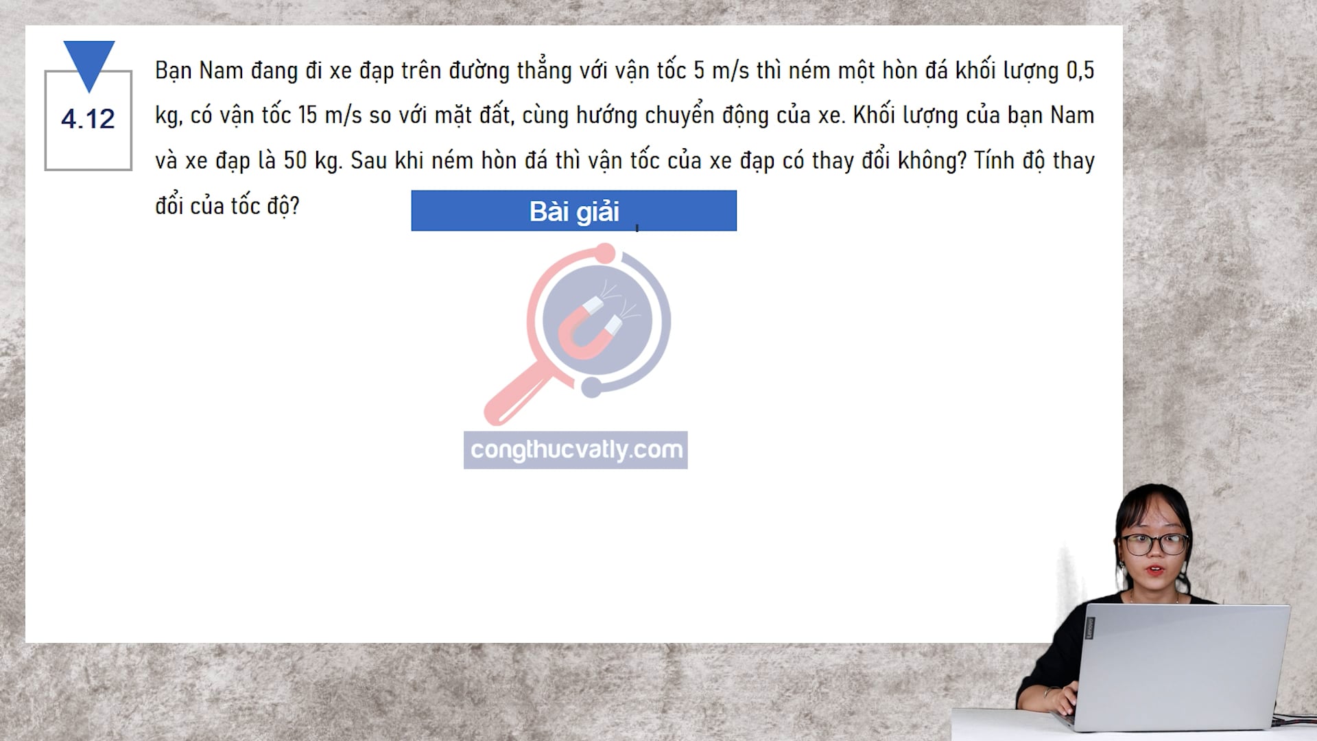 Bạn Nam đang đi xe đạp trên đường thưởng với vận tốc 5 m/s thì ném một hòn đá khối lượng 0,5 kg, có vận tốc 15 m/s so với mặt đất. Tính độ thay đổi của tốc độ?