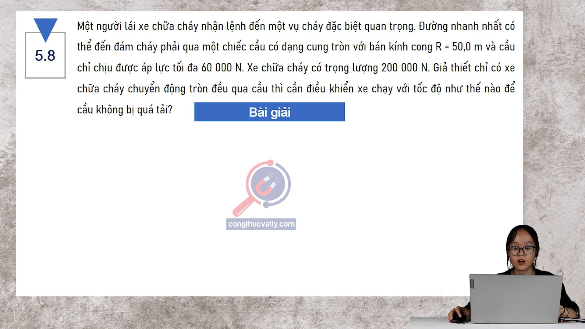 Một người lái xe chữa cháy nhận lệnh đến một cụ cháy đặc biệt quan trọng. Cần điều khiển xe chạy với tốc độ như thế nào để cầu không bị quá tải?
