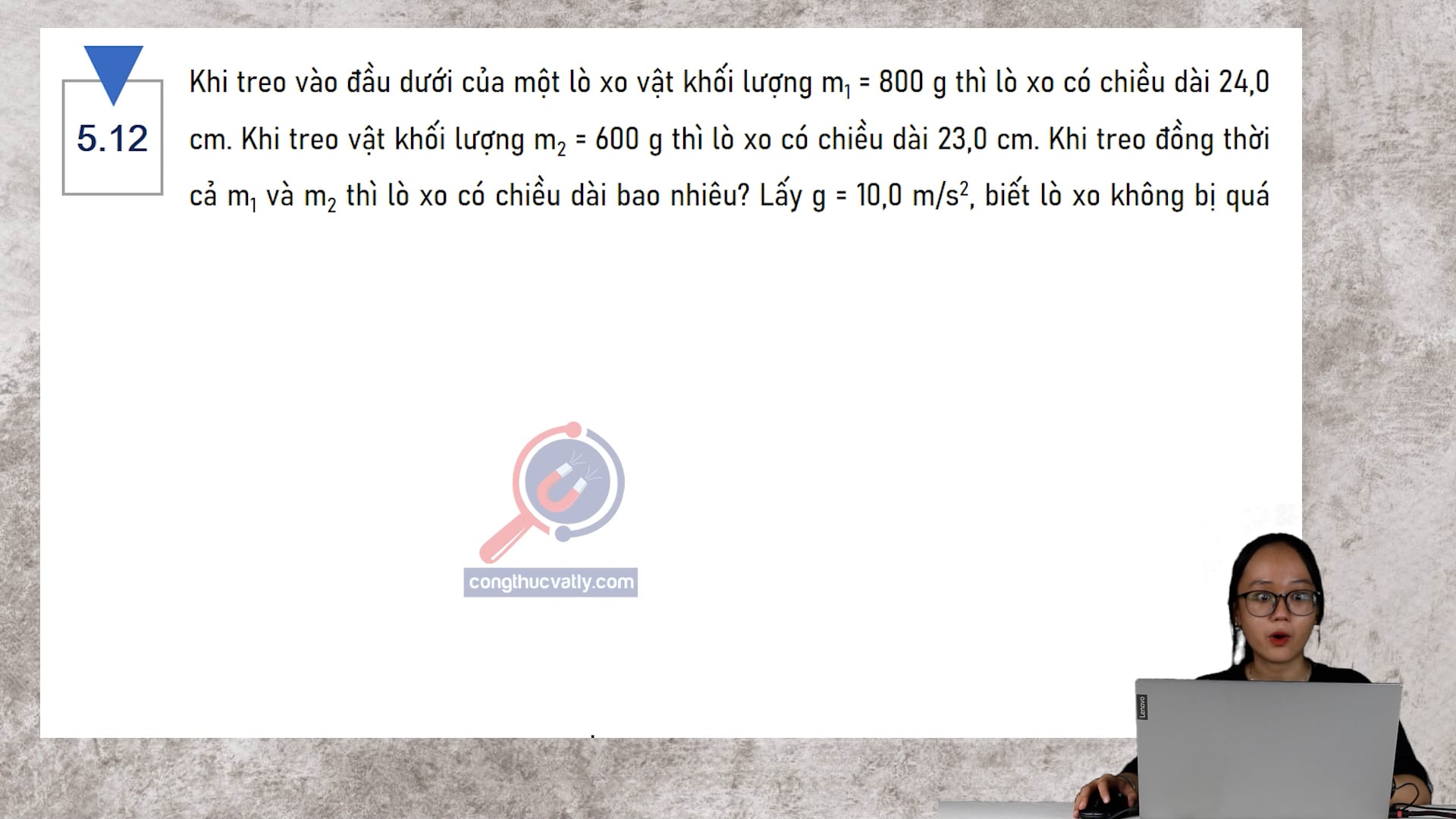 Khi treo vào đầu dưới của một lò xo vật khối lượng m1 = 800 g thì lò xo có chiều dài 24,0 cm. Khi treo đồng thời cả m1 và m2 thì lò xo có chiều dài bao nhiêu?