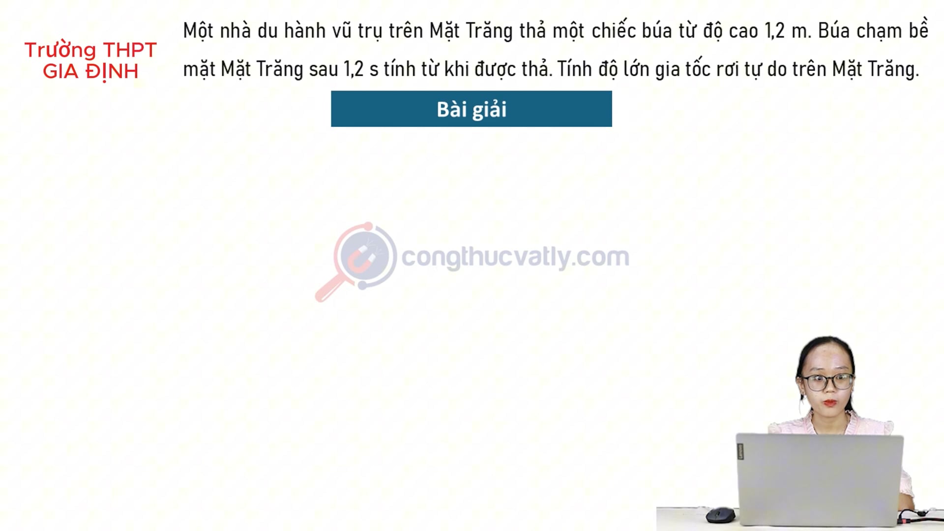Một nhà du hành vũ trụ trên Mặt Trăng thả một chiếc búa từ độ cao 1,2 m. Búa chạm bề mặt Mặt Trăng sau 1,2 s. Tính độ lớn gia tốc rơi tự do trên Mặt Trăng.