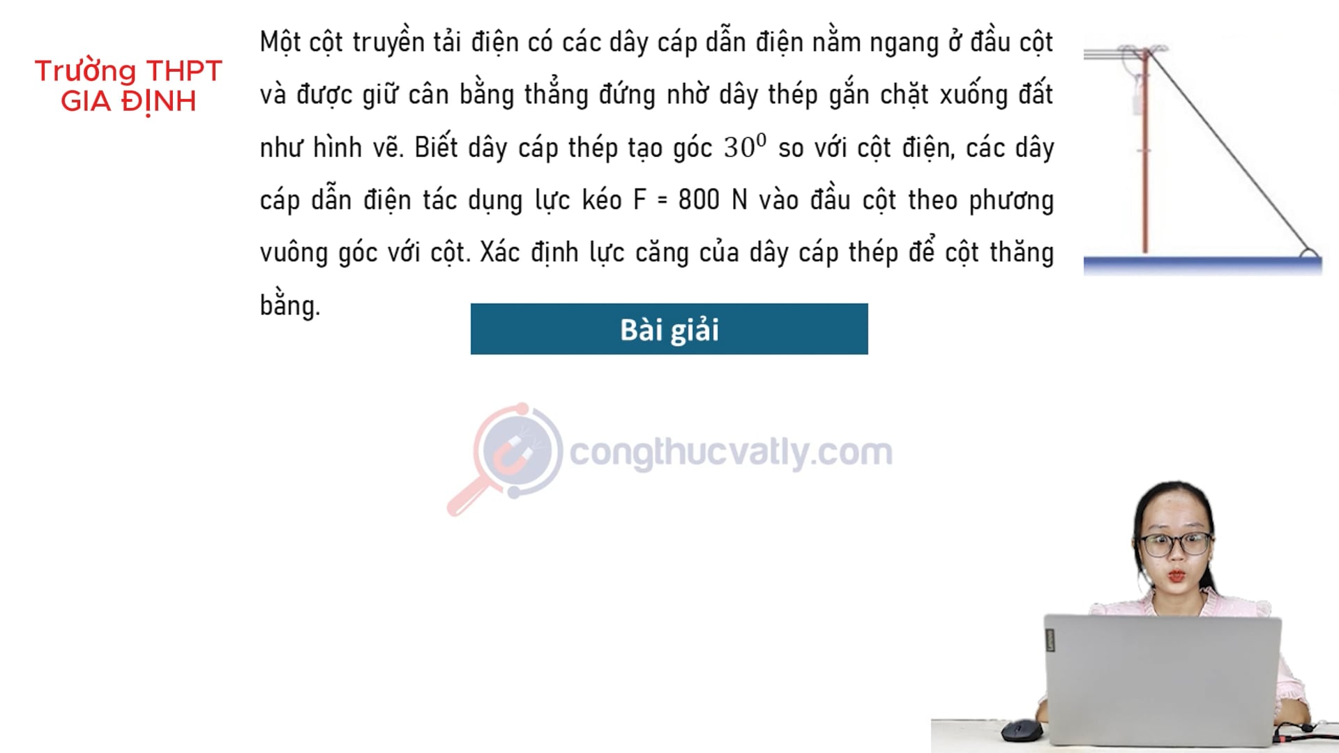 Một cột truyền tải điện có các dây cáp dẫn điện nằm ngang ở đầu cột và được giữ cân bằng thẳng đứng nhờ dây thép gắn chặt xuống đất. Xác định lực căng dây cáp thép.
