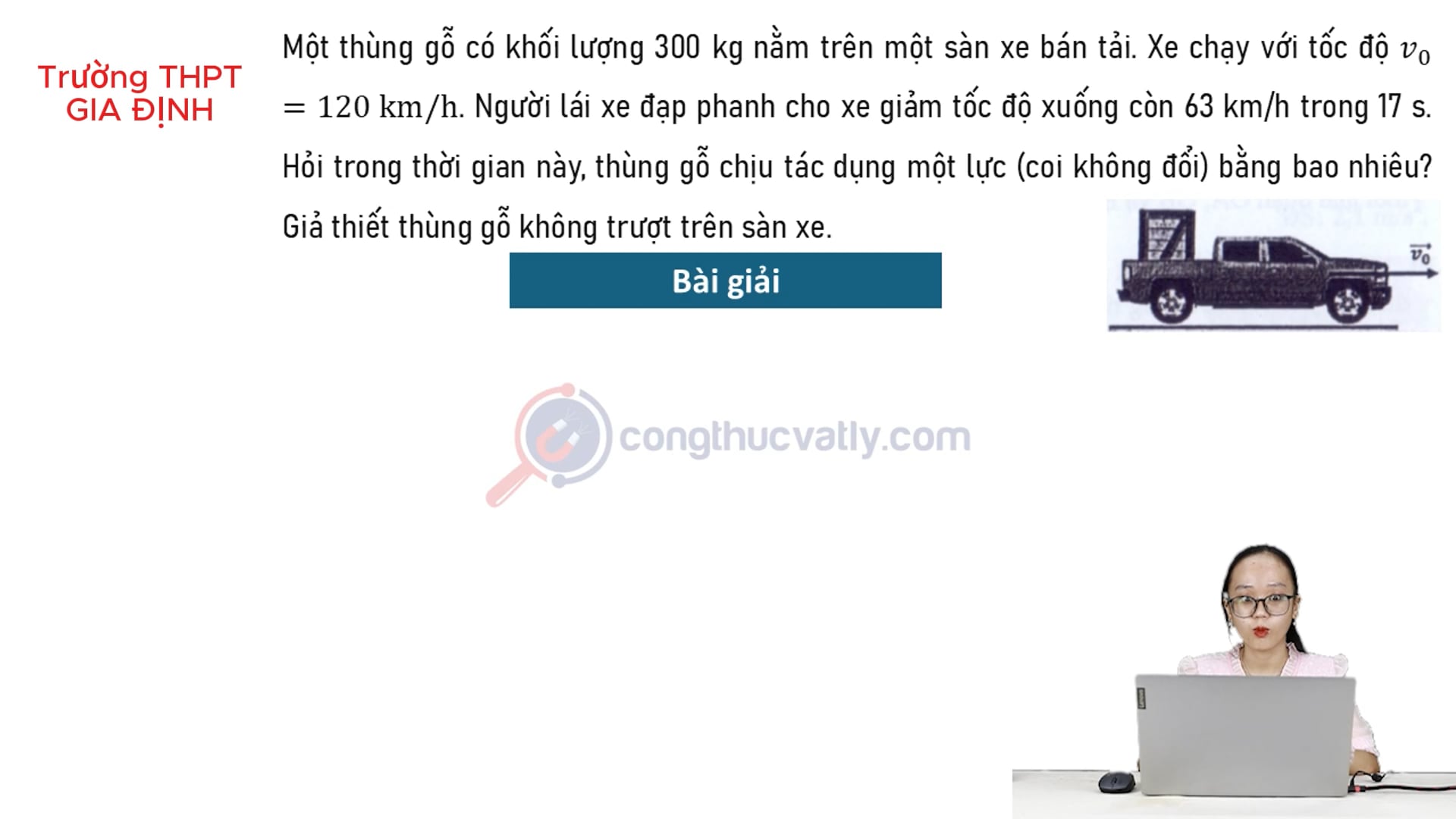 Một thùng gỗ có khối lượng 300 kg nằm trên một sàn xe bán tải. Xe chạy với tốc độ v0 = 120 km/h. Hỏi trong thời gian này, thùng gỗ chịu tác dụng một lực bằng bao nhiêu?