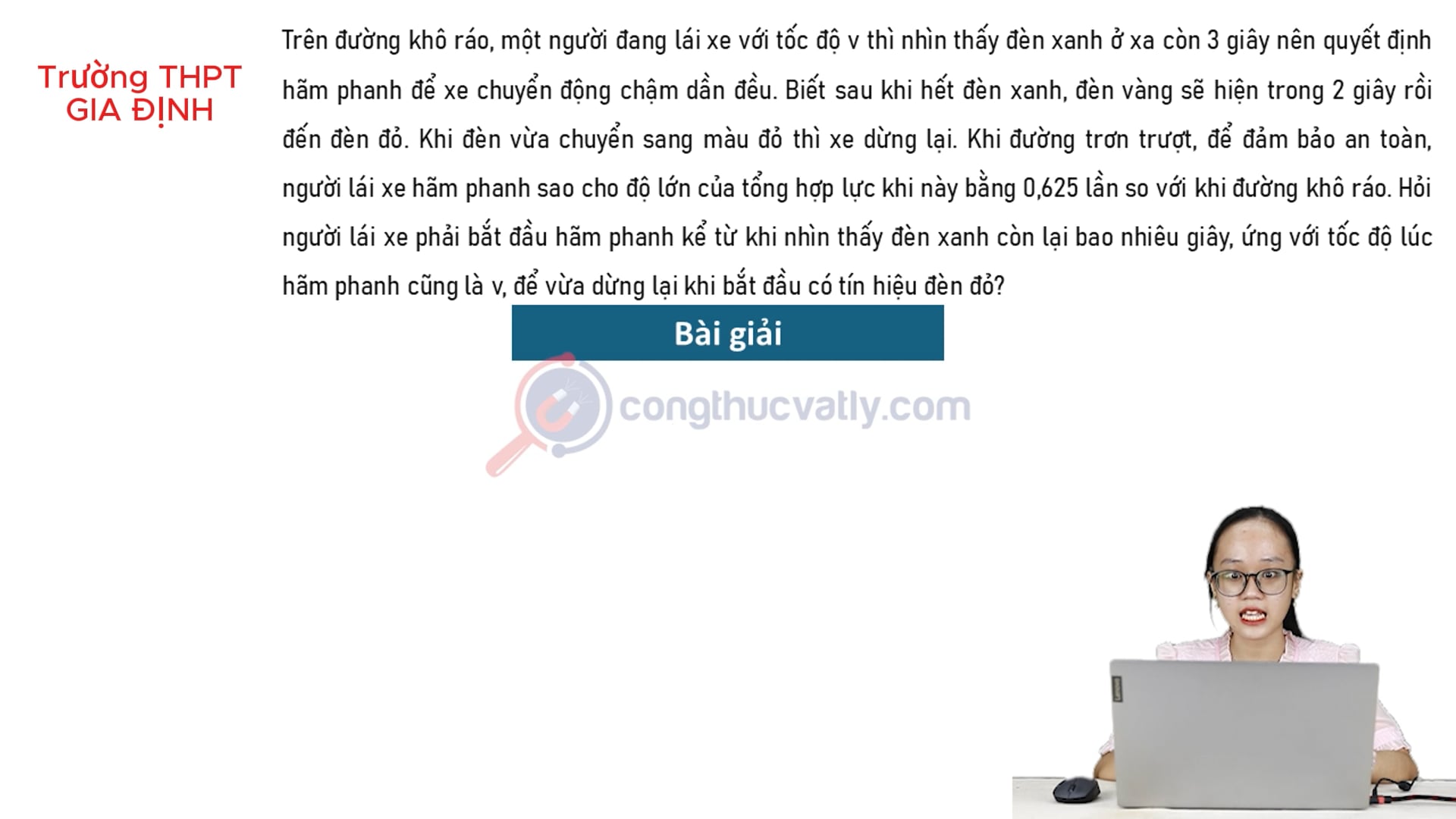 Trên đường khô ráo, một người đang lái xe với tốc độ v thì nhìn thấy đèn xanh ở xa còn 3 giây. Hỏi người lái xe phải bắt đầu hãm phanh kể từ khi nhìn thấy đèn xanh còn lại bao nhiêu giây?