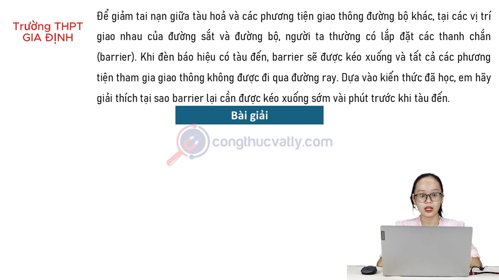 Để giảm tai nạn giữa tàu hỏa và các phương tiện giao thông đường bộ khác, người ta thường có lắp đặt các thanh chắn. Em hãy giải thích tại sao barrier lại cần được kéo xuống sớm.