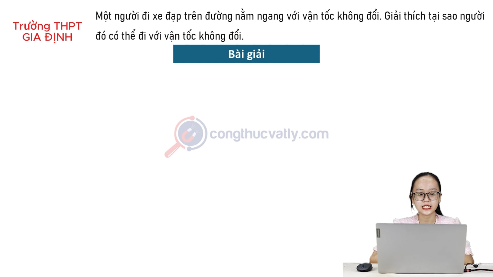 Một người đi xe đạp trên đường nằm ngang với vận tốc không đổi. Giải thích tại sao người đó có thể đi với vận tốc không đổi.