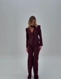Vídeo: Blazer granate de corte peplum y escote profundo Vídeo: Blazer granate de corte peplum y escote profundo