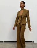 Vidéo: Élégant blazer vert avec tour de cou et coupe péplum Vidéo: Élégant blazer vert avec tour de cou et coupe péplum
