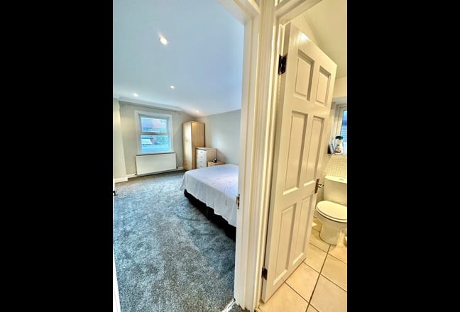 Ensuite double room with bath - overlooking garden Main Photo