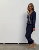 Vidéo: Pantalon fluide taille haute bleu marine avec poignets élastiques Vidéo: Pantalon fluide taille haute bleu marine avec poignets élastiques