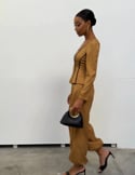 Vidéo: Pantalon moutarde à taille haute et poignets élastiques