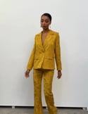 Vídeo: Blazer mostaza de jacquard con fajín y botones forrados