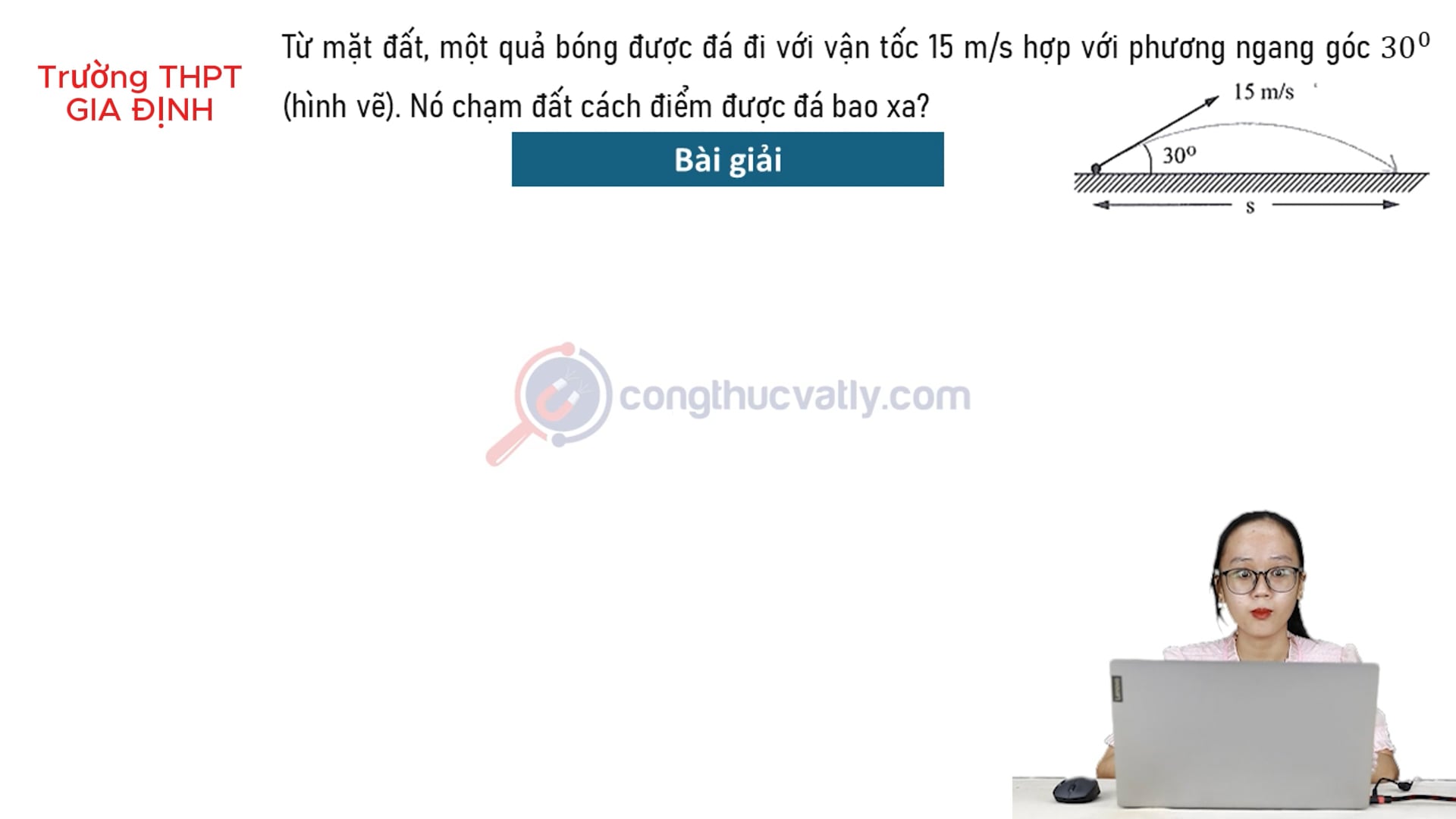 Từ mặt đất, một quả bóng được đá đi với vận tốc 15 m/s hợp với phương ngang góc 30 độ. Nó chạm đất cách điểm được đá bao xa? THPT Gia Định
