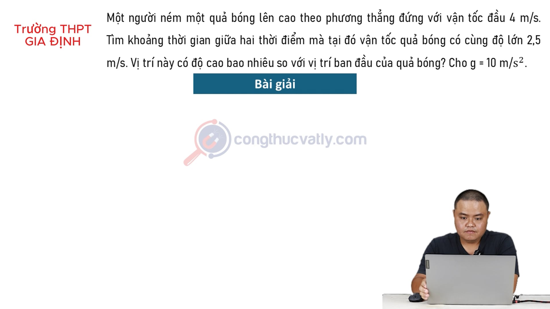 Một người ném một quả bóng lên cao theo phương thẳng đứng với vận tốc 4 m/s. Tìm khoảng cách thời gian giữa hai thời điểm mà tại đó vận tốc quả bóng 2,5 m/s.
