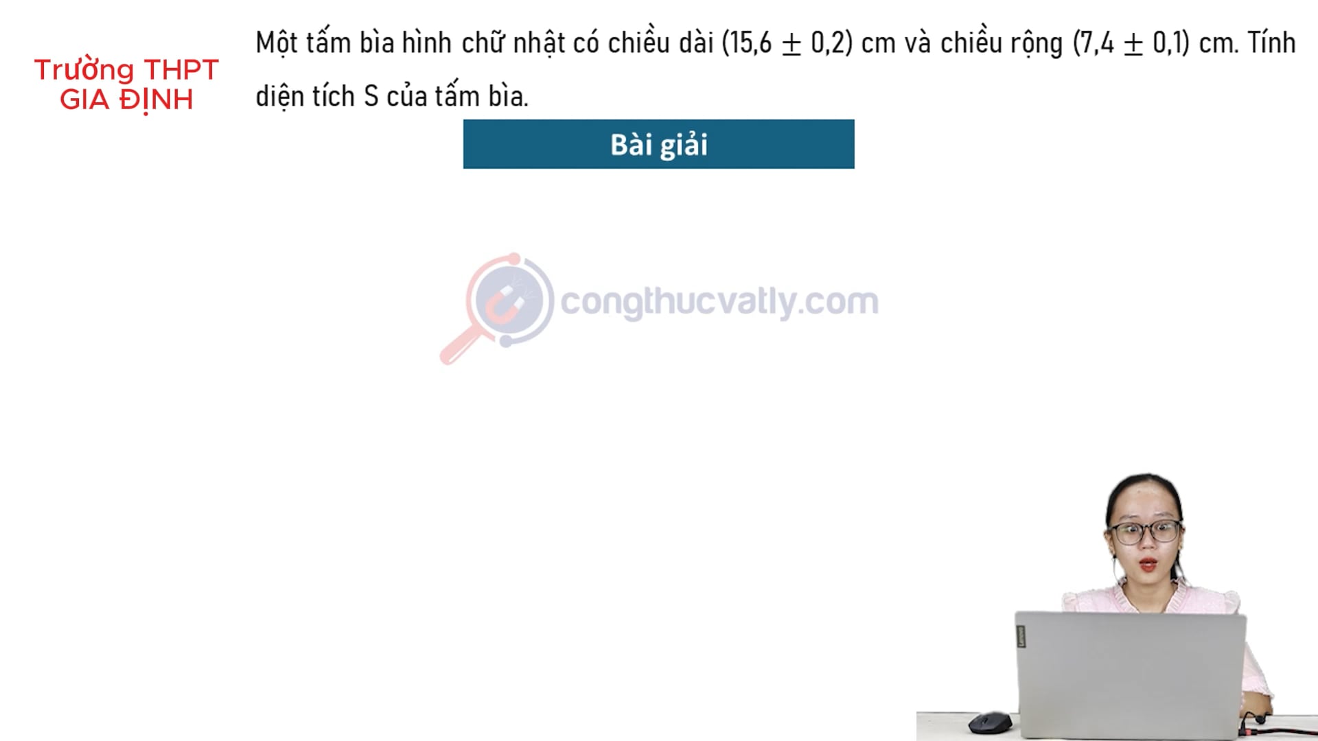 Một tấm bìa hình chữ nhật có chiều dài (15,6 +- 0,2) cm và chiều rộng (7,4 +- 0,1) cm. Tính diện tích S của tấm bìa.