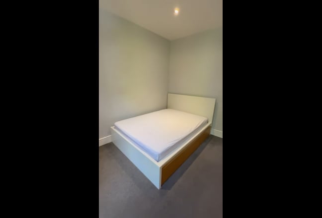 Spacious Room! Walk to Colliers Wood Tube! 🚉  Main Photo