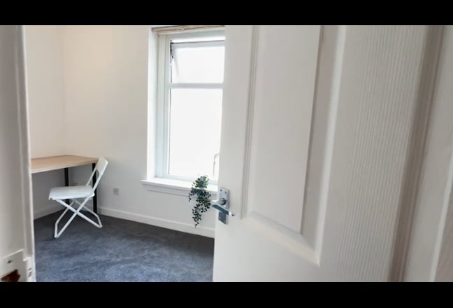 Brand New Rooms near Hollinwood Main Photo