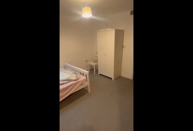 Hello im renting room in the house Main Photo