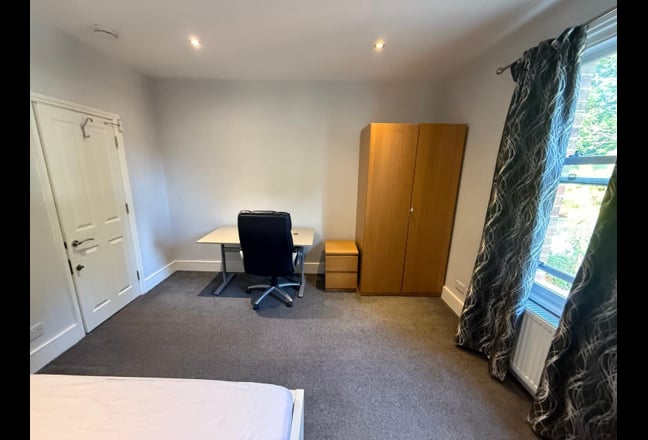 Spacious Room! Walk to Colliers Wood Tube! 🚉  Main Photo