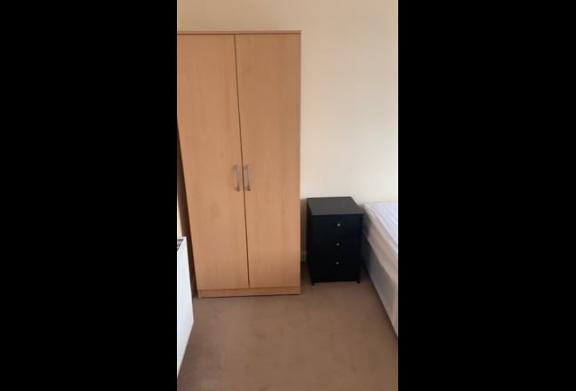 Large Double Ensuite Bedroom in Hillingdon Main Photo