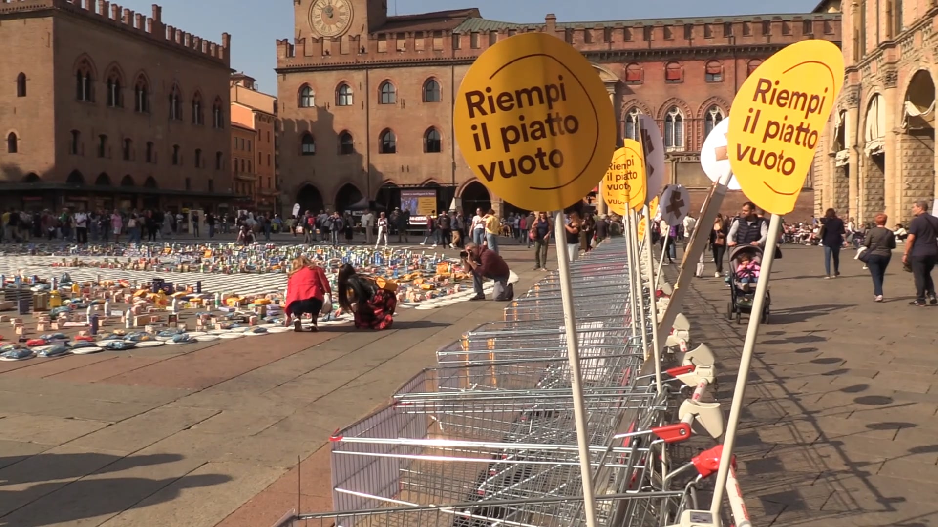 “Riempi il piatto vuoto”, la pixel art urbana per CEFA