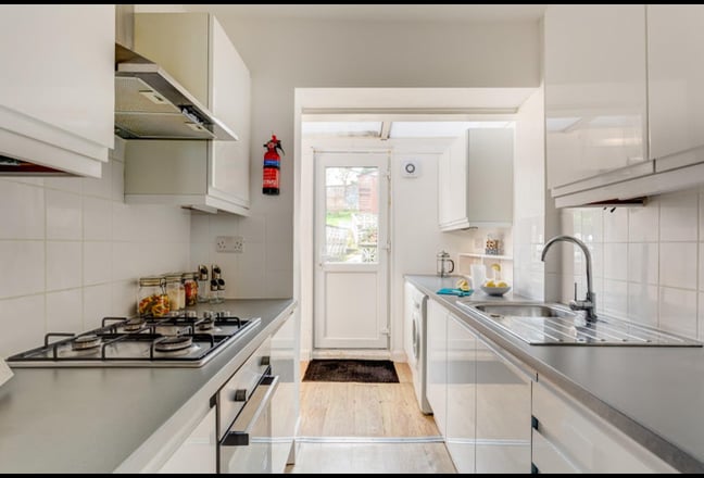 5 Fantastic Doubles in Bright, Clean Student House Main Photo
