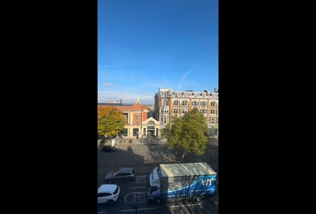 Spacious Room with Private Balcony, near Tube stat Main Photo