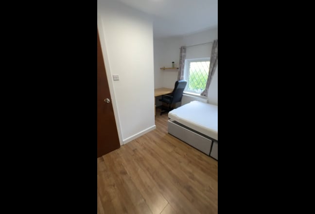 En-suite room in a lovely house Main Photo