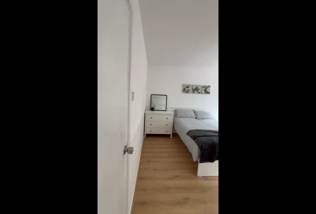Newly Refurbished Rooms in E3 | 3 mins to Mile End Main Photo