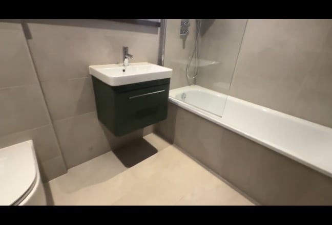 New-Build Ensuite with Stunning City Views  Main Photo