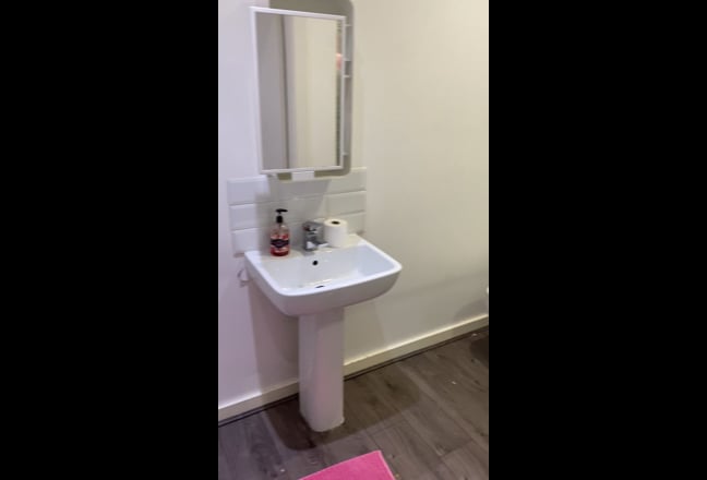 Beautiful room to rent in a flat share  Main Photo