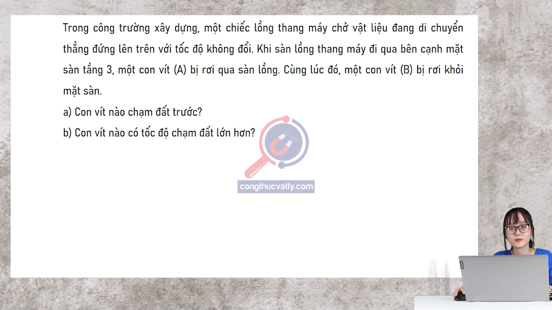 Trong công trường xây dựng, một chiếc lồng thang máy chở vật liệu đang di chuyển thẳng đứng lên trên. Con vít nào chạm đất trước? Con vít nào có tốc độ chạm đất lớn hơn?